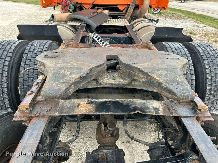 image for item EK3341 2008 Volvo VNM semi truck