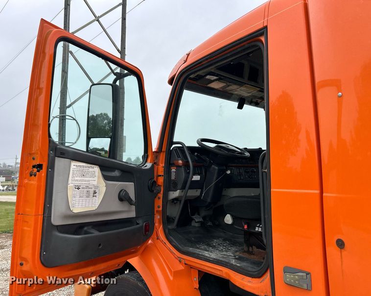 image for item EK3341 2008 Volvo VNM semi truck