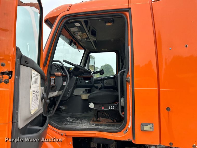image for item EK3341 2008 Volvo VNM semi truck