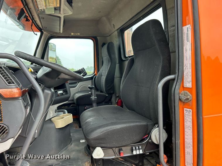 image for item EK3341 2008 Volvo VNM semi truck