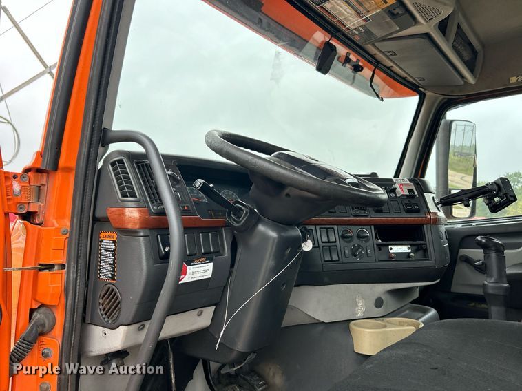 image for item EK3341 2008 Volvo VNM semi truck