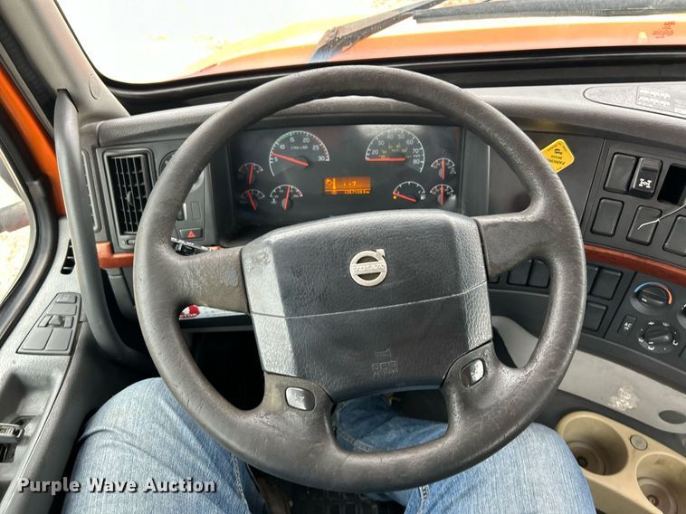 image for item EK3341 2008 Volvo VNM semi truck