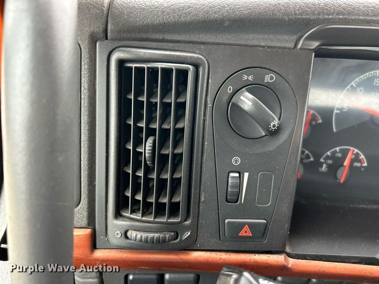 image for item EK3341 2008 Volvo VNM semi truck