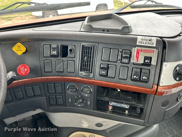 image for item EK3341 2008 Volvo VNM semi truck