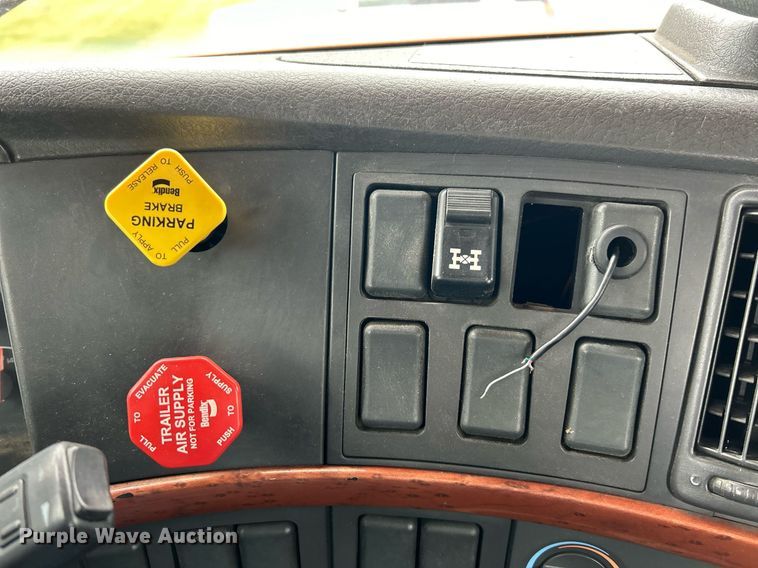 image for item EK3341 2008 Volvo VNM semi truck