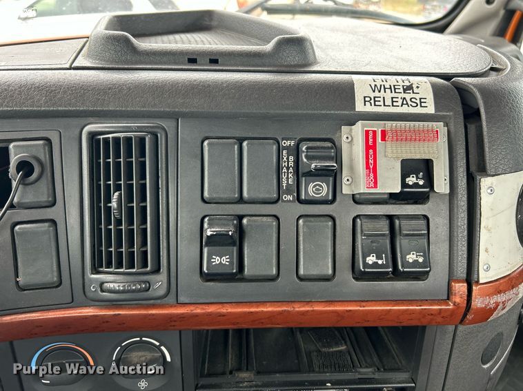 image for item EK3341 2008 Volvo VNM semi truck