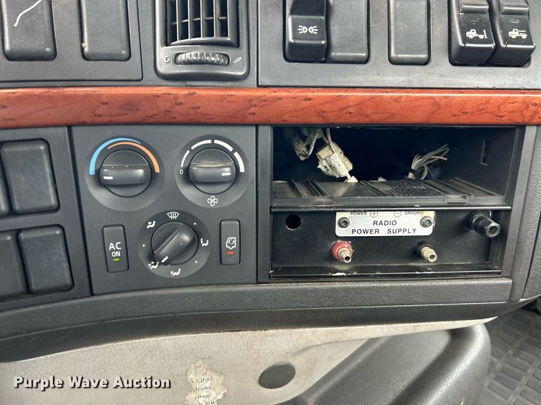 image for item EK3341 2008 Volvo VNM semi truck