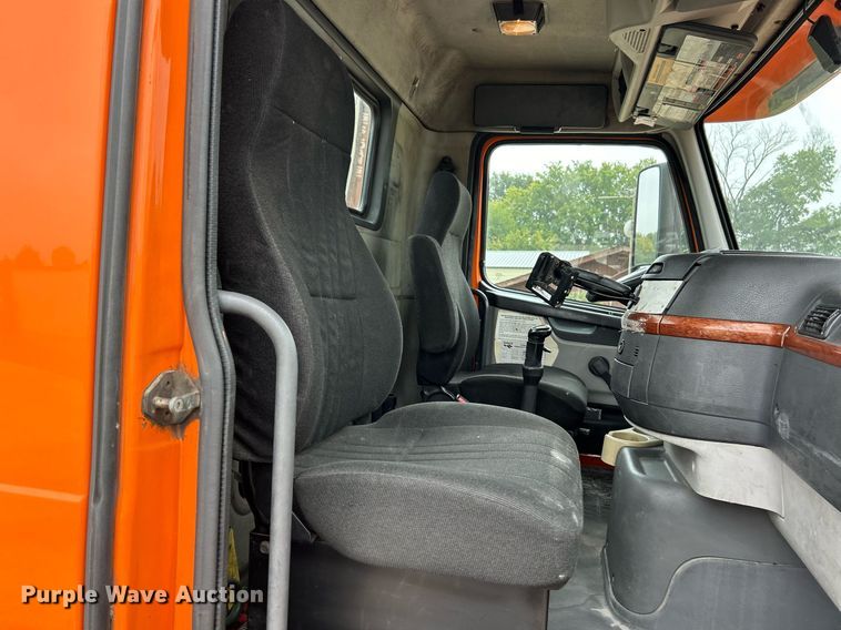 image for item EK3341 2008 Volvo VNM semi truck