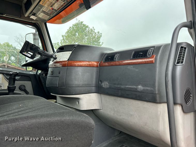 image for item EK3341 2008 Volvo VNM semi truck