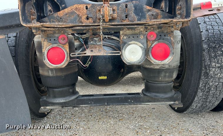 image for item EK3341 2008 Volvo VNM semi truck