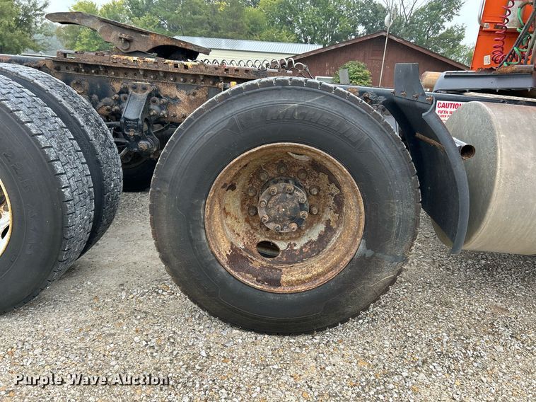 image for item EK3341 2008 Volvo VNM semi truck