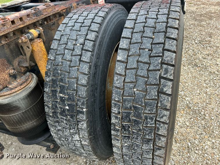 image for item EK3341 2008 Volvo VNM semi truck