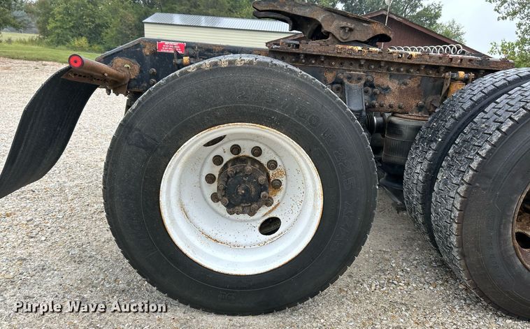 image for item EK3341 2008 Volvo VNM semi truck