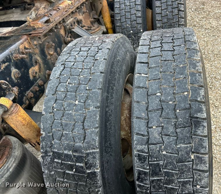 image for item EK3341 2008 Volvo VNM semi truck