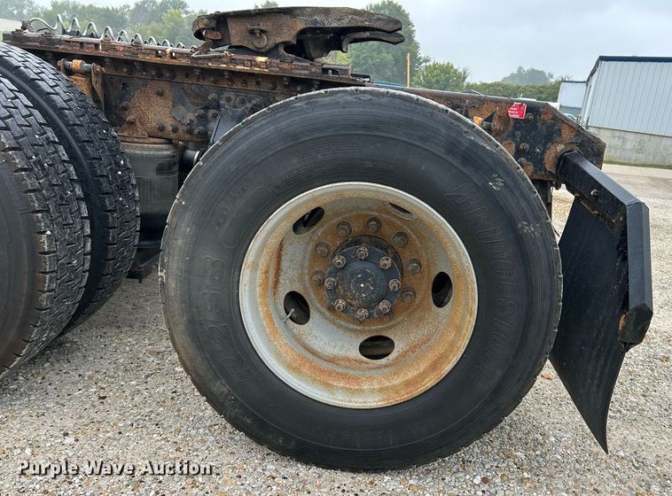 image for item EK3341 2008 Volvo VNM semi truck