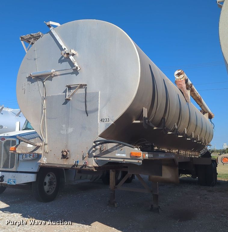 image for item EQ2146 2006 Pinson feed delivery trailer