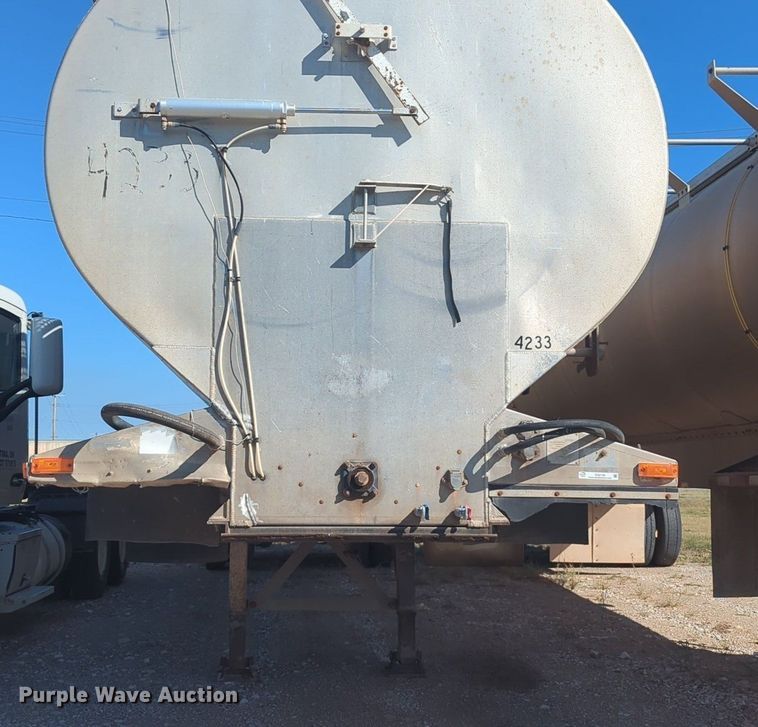 image for item EQ2146 2006 Pinson feed delivery trailer