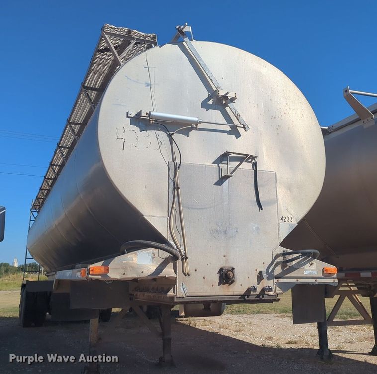 image for item EQ2146 2006 Pinson feed delivery trailer