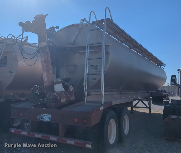 image for item EQ2146 2006 Pinson feed delivery trailer