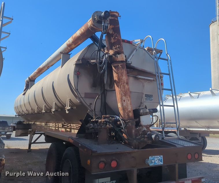 image for item EQ2146 2006 Pinson feed delivery trailer