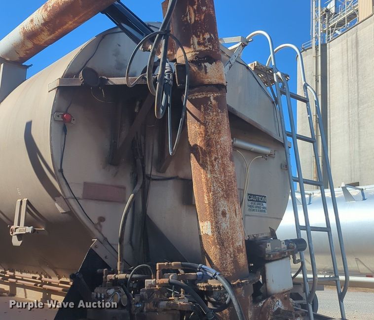 image for item EQ2146 2006 Pinson feed delivery trailer