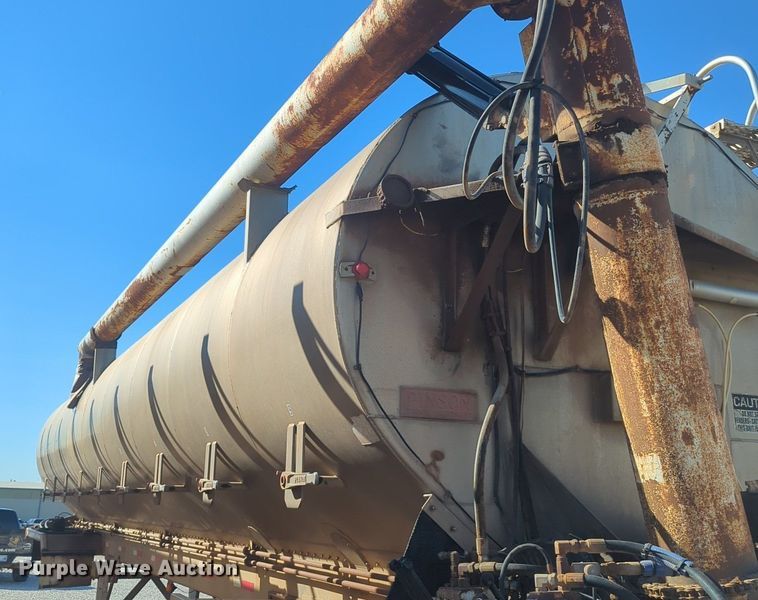 image for item EQ2146 2006 Pinson feed delivery trailer