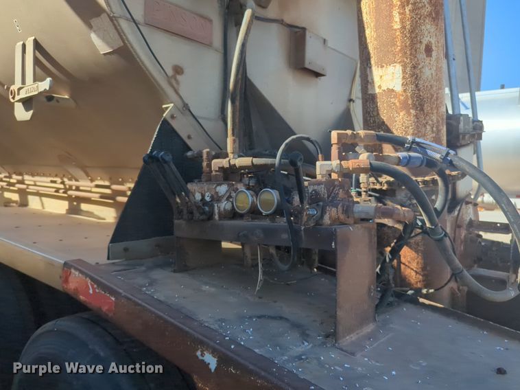 image for item EQ2146 2006 Pinson feed delivery trailer