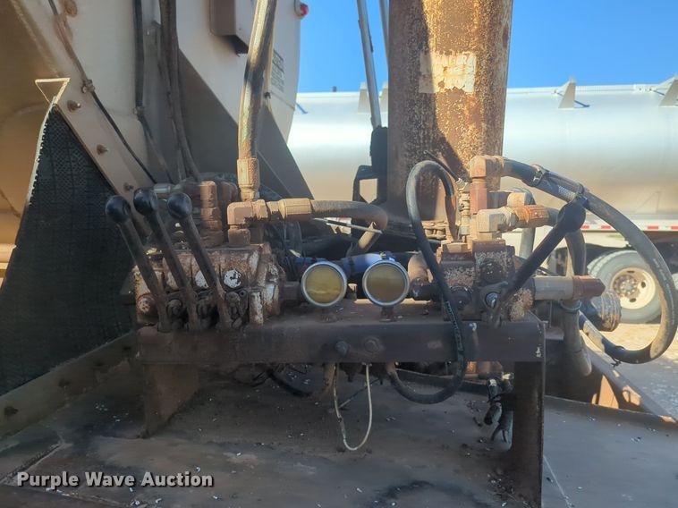 image for item EQ2146 2006 Pinson feed delivery trailer