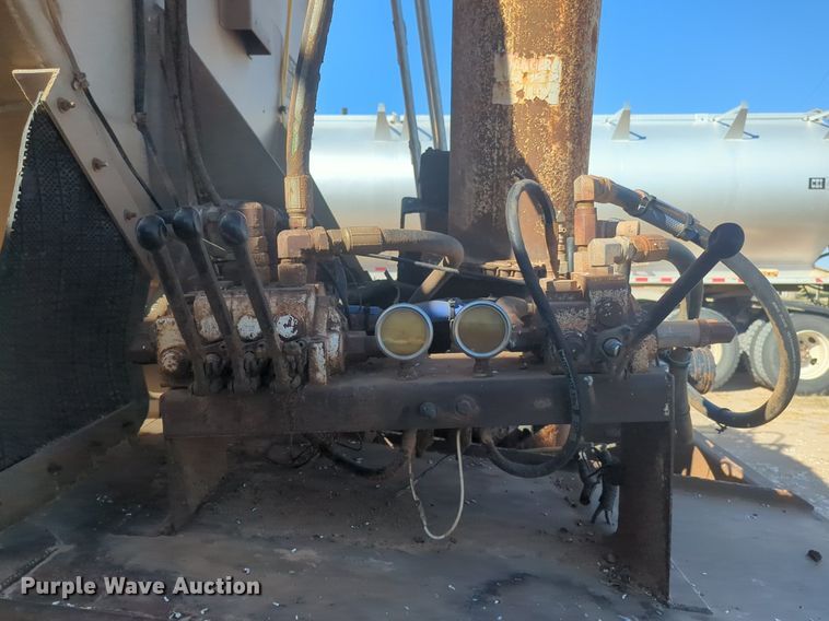 image for item EQ2146 2006 Pinson feed delivery trailer