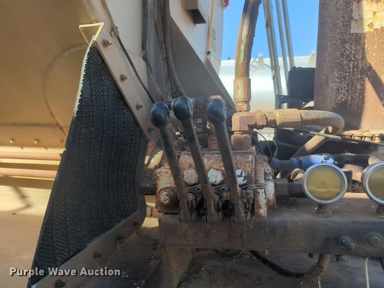 image for item EQ2146 2006 Pinson feed delivery trailer