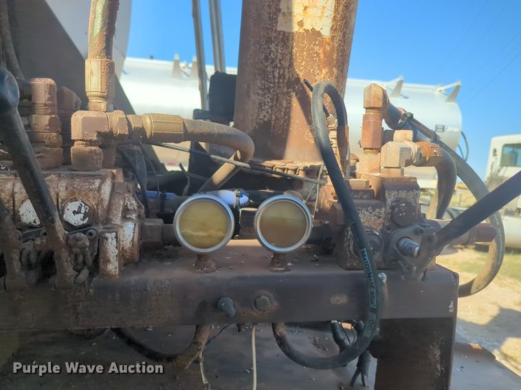 image for item EQ2146 2006 Pinson feed delivery trailer