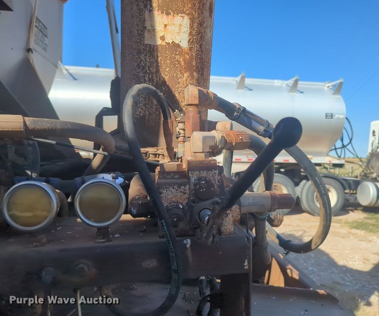 image for item EQ2146 2006 Pinson feed delivery trailer