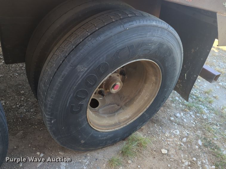 image for item EQ2146 2006 Pinson feed delivery trailer