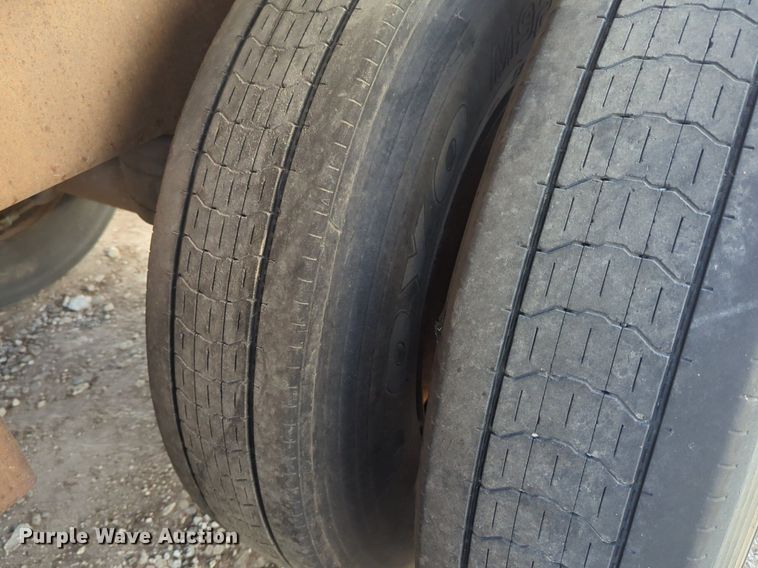 image for item EQ2146 2006 Pinson feed delivery trailer