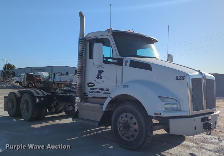 image for item EQ2257 2016 Kenworth T880 semi truck