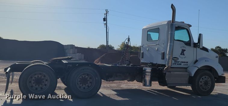 image for item EQ2257 2016 Kenworth T880 semi truck