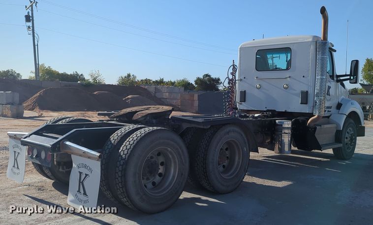 image for item EQ2257 2016 Kenworth T880 semi truck