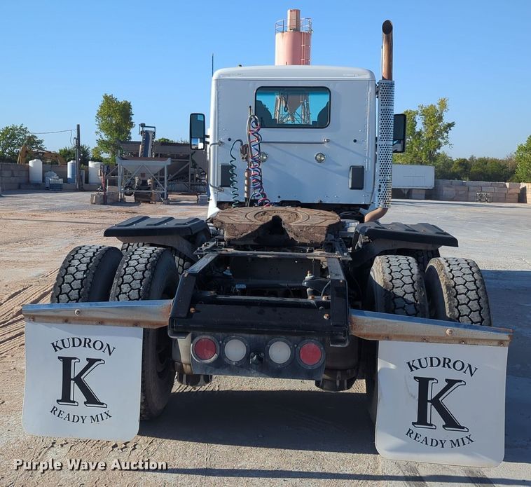 image for item EQ2257 2016 Kenworth T880 semi truck