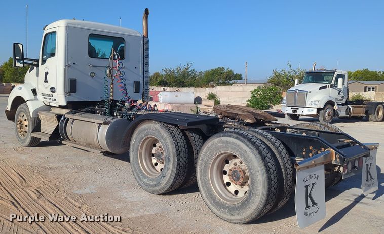 image for item EQ2257 2016 Kenworth T880 semi truck