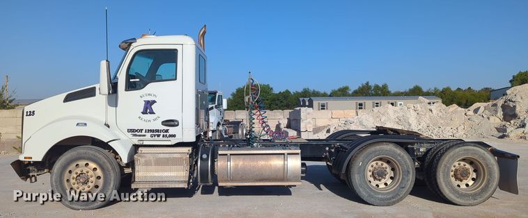 image for item EQ2257 2016 Kenworth T880 semi truck