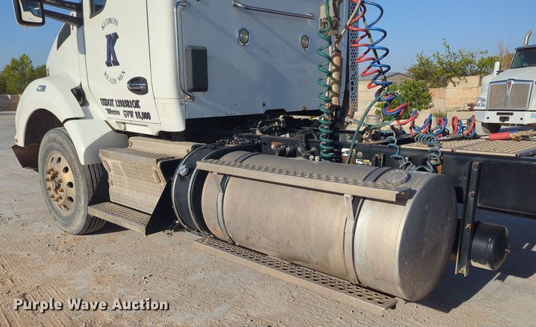 image for item EQ2257 2016 Kenworth T880 semi truck