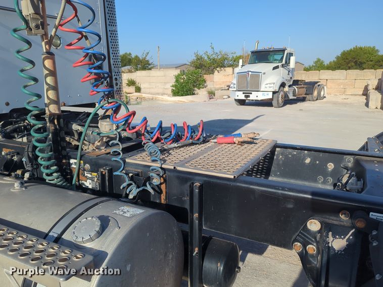 image for item EQ2257 2016 Kenworth T880 semi truck