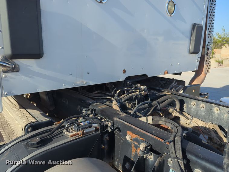 image for item EQ2257 2016 Kenworth T880 semi truck