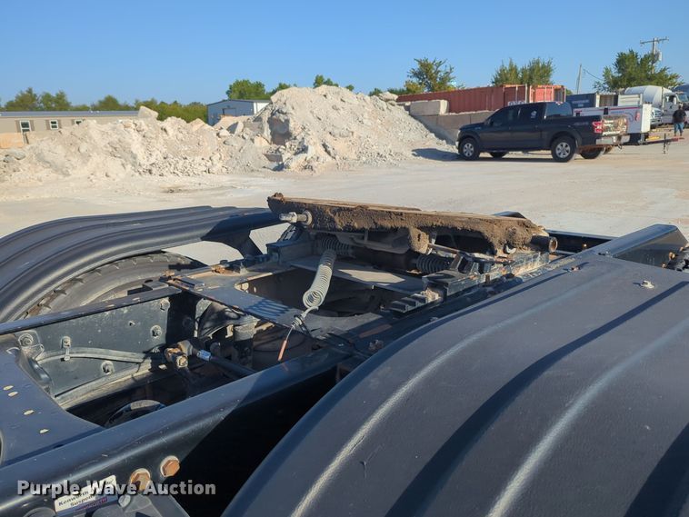 image for item EQ2257 2016 Kenworth T880 semi truck