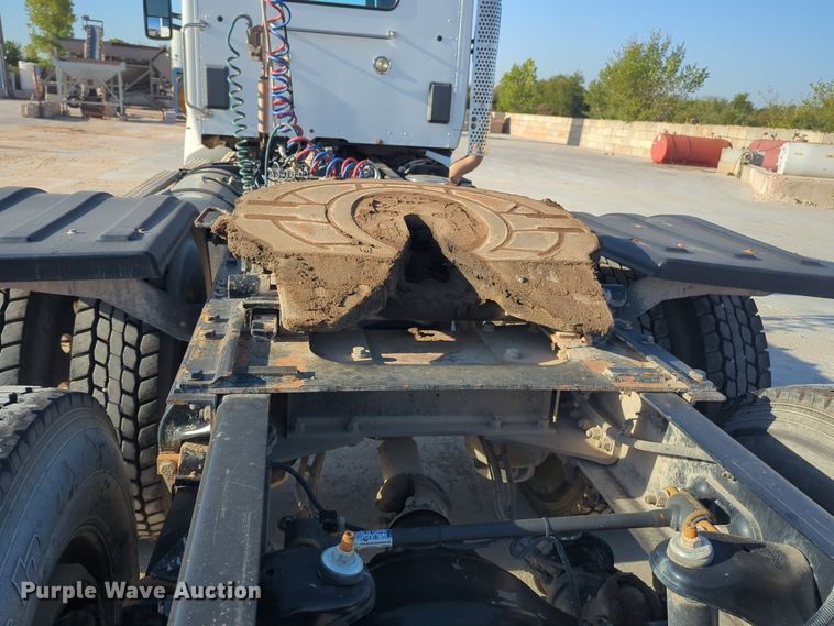 image for item EQ2257 2016 Kenworth T880 semi truck