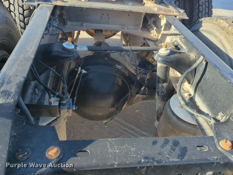 image for item EQ2257 2016 Kenworth T880 semi truck