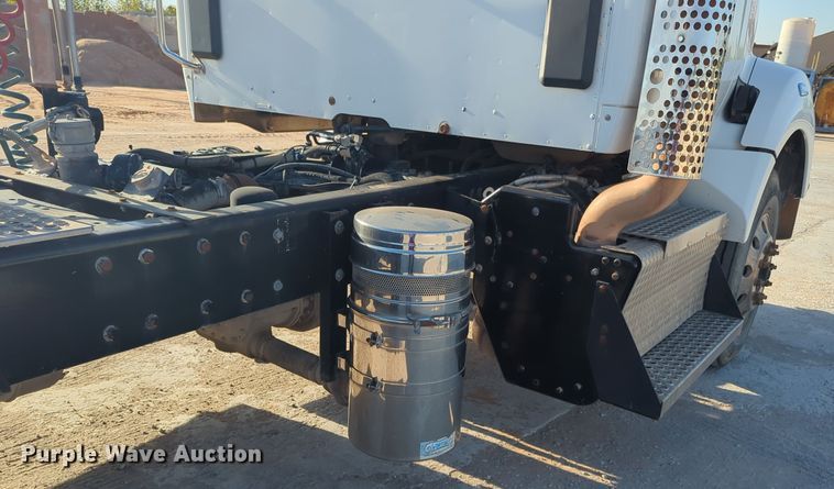 image for item EQ2257 2016 Kenworth T880 semi truck