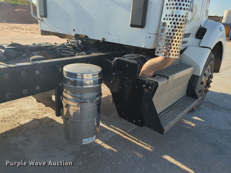 image for item EQ2257 2016 Kenworth T880 semi truck