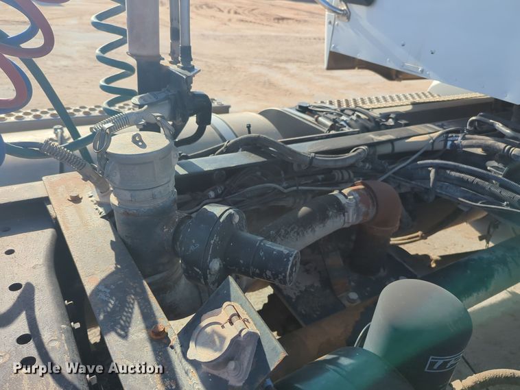 image for item EQ2257 2016 Kenworth T880 semi truck