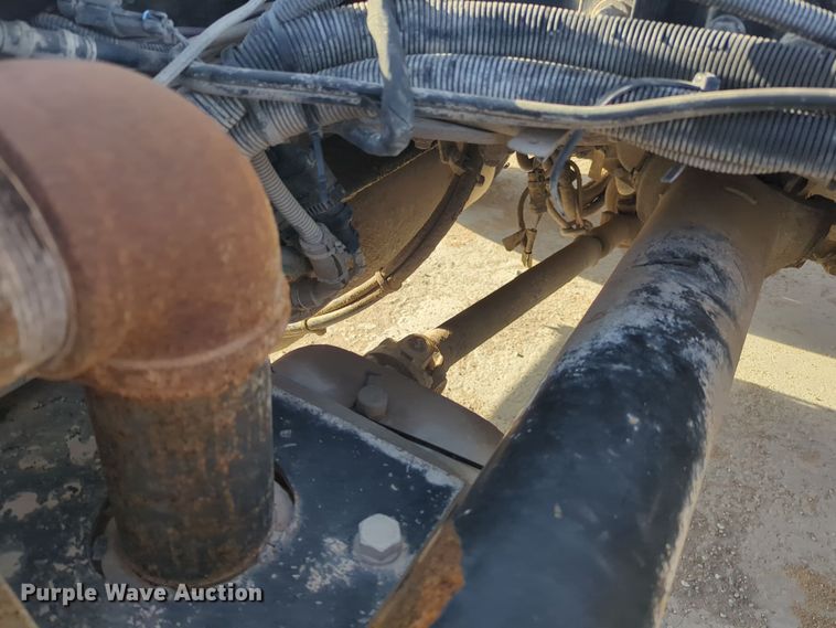 image for item EQ2257 2016 Kenworth T880 semi truck